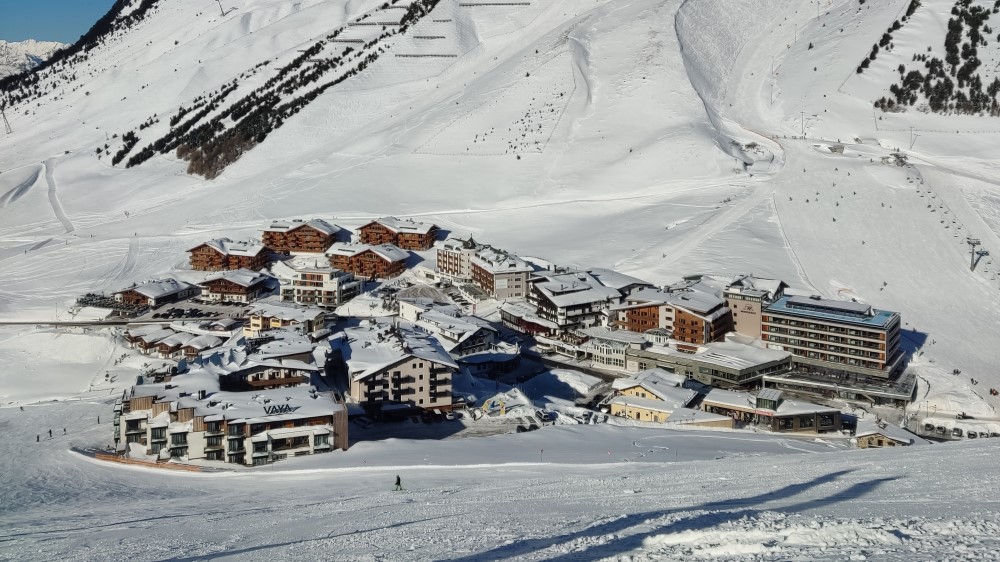 Kühtai ligt hoog in de bergen als ski-in / ski-out bestemming.